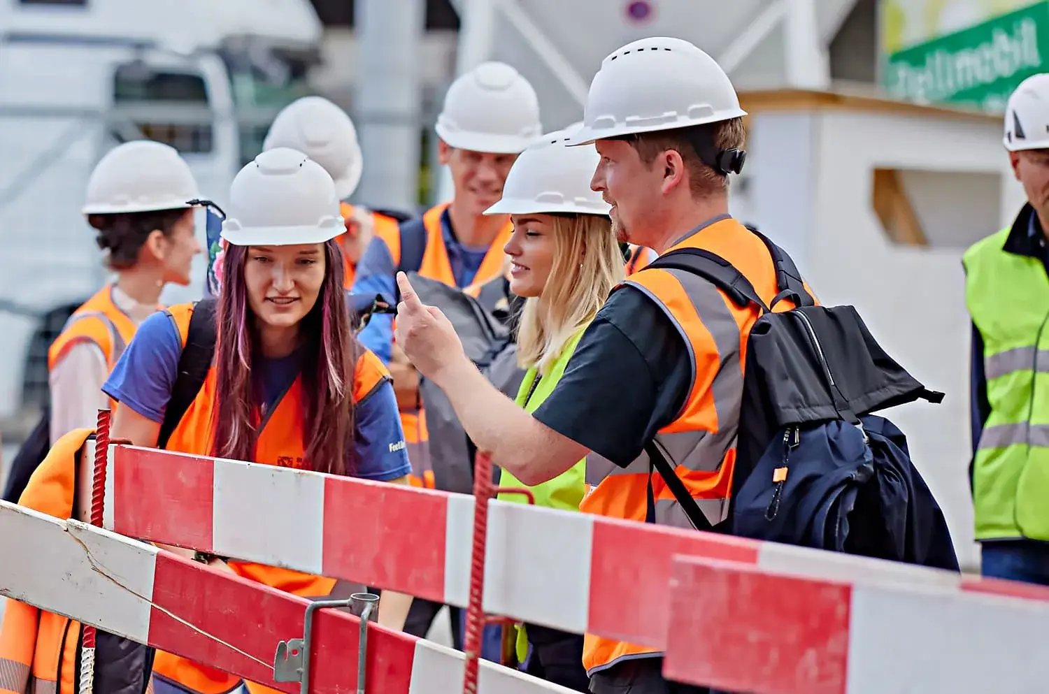 Das smino Team besucht eine Baustelle in der Schweiz Das smino Team besucht eine Baustelle in der Schweiz